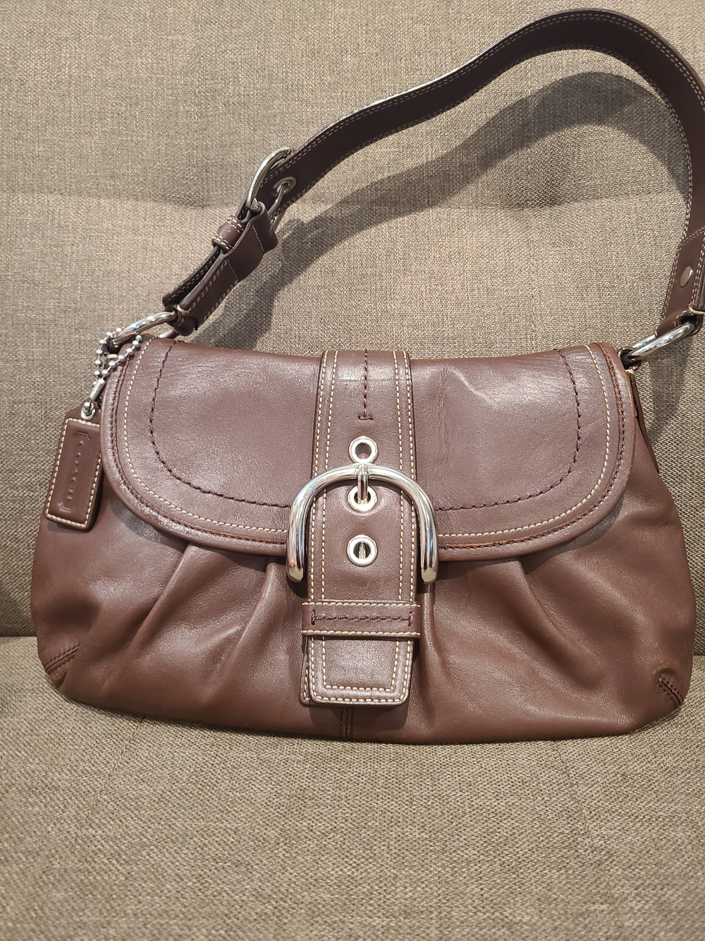 Vintage Coach Soho leather shoulder bag with a silver buckle flap (f15204)
